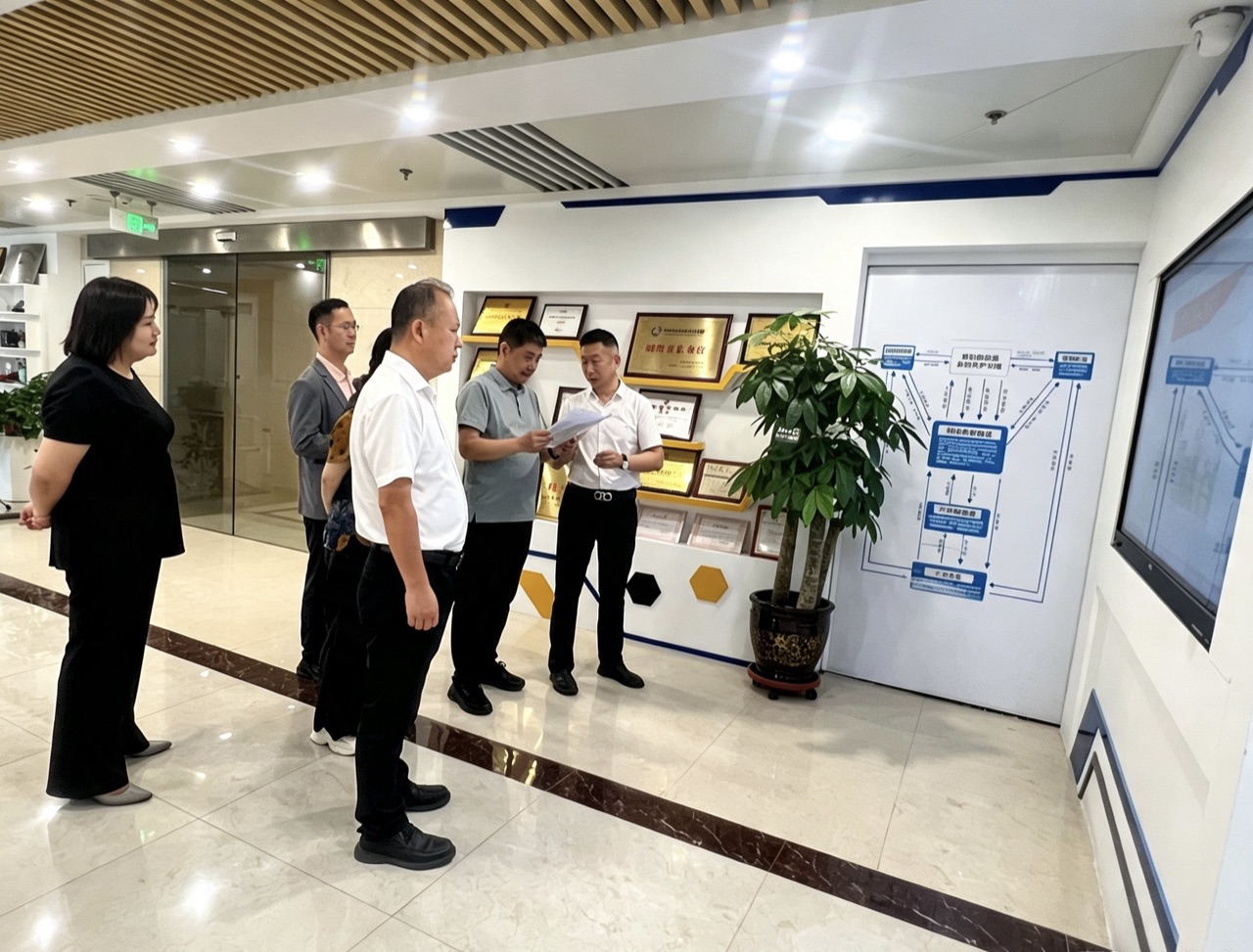 中原石墨烯实验室领导一行到访煜和集团